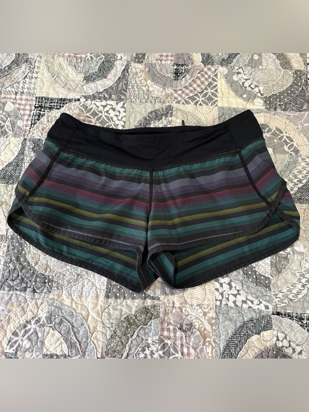 Rare Lululemon vintage Speed Shorts - size 6 - 2.5 inch inseam - Black Poncho